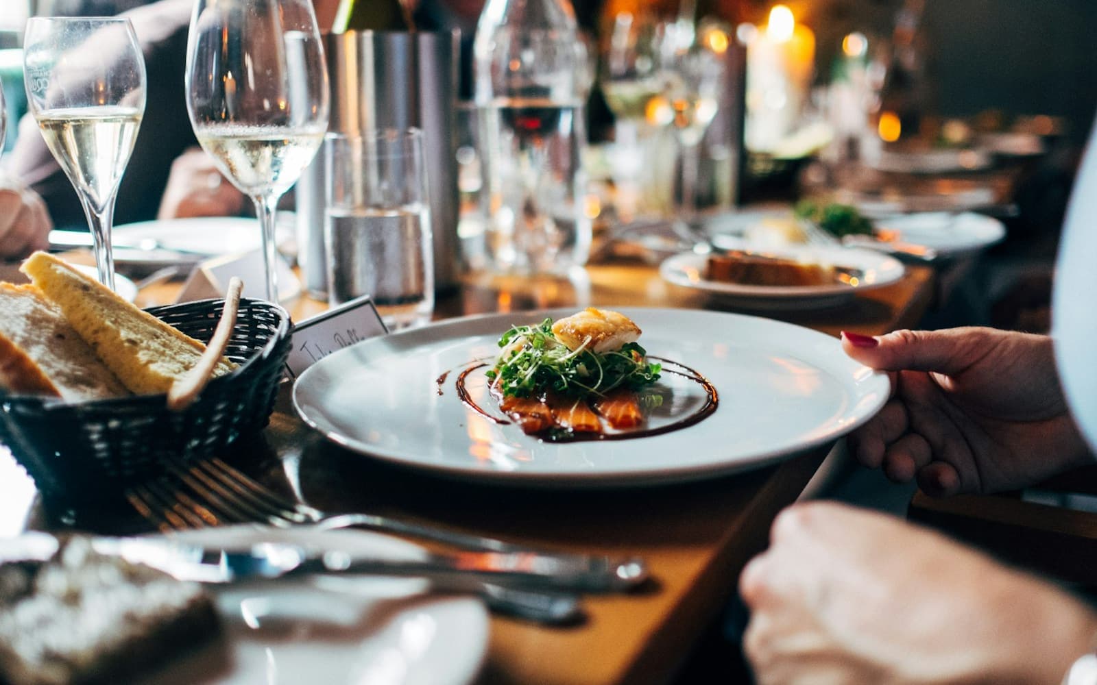 Table de restaurant dressée avec verres à vin.